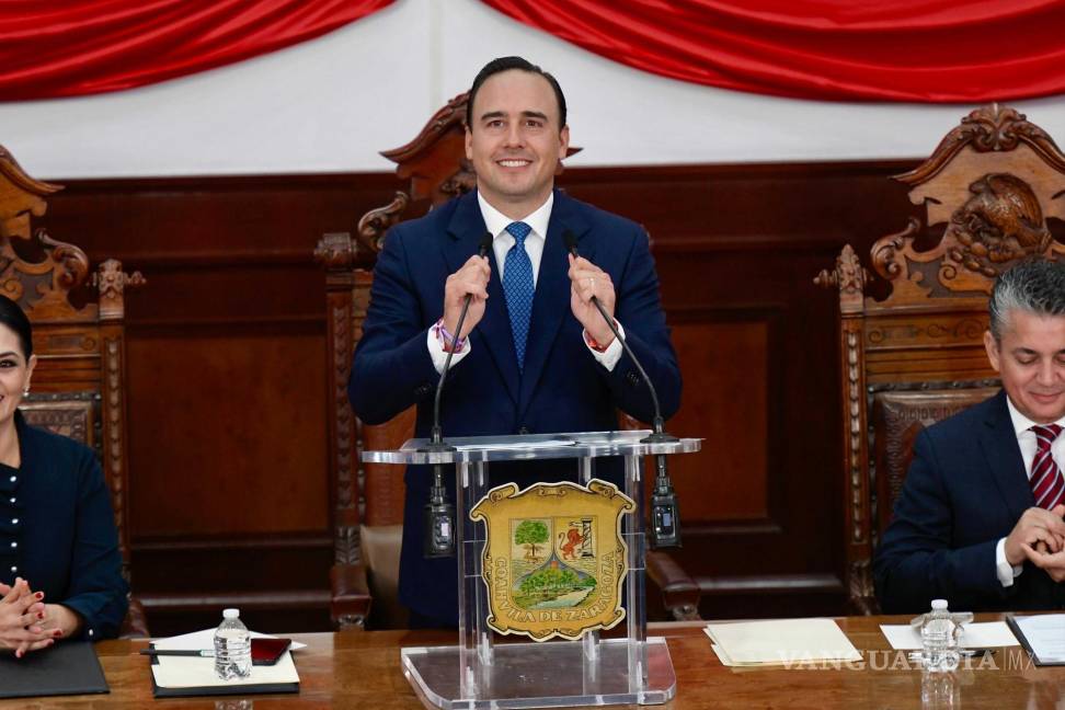 $!Manolo Jiménez Salinas al frente del Congreso durante su primer informe, subrayando la importancia de la unidad y el trabajo conjunto en su gestión.