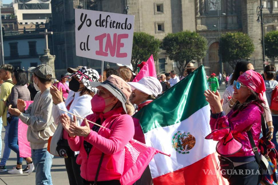 $!Ciudadanos se concentraron en el Zócalo para sumarse a la iniciativa #ElINENoseToca, un movimiento que se opone a cambios en el INE. | Foto: Cuartoscuro