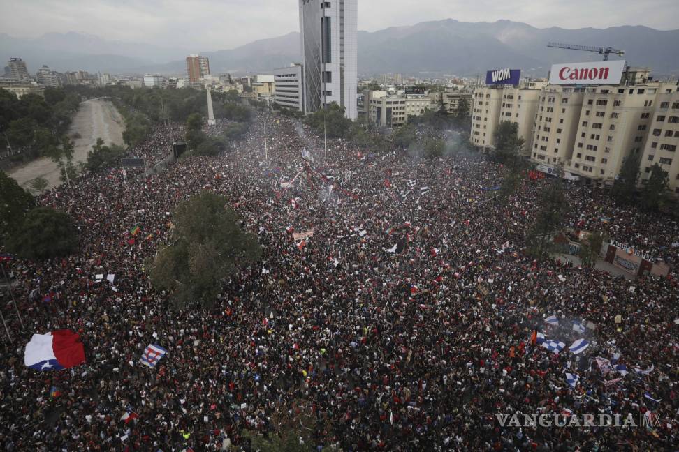 $!Más de un millón de chilenos marchan contra Sebastián Piñera y piden sacar a militares de las calles