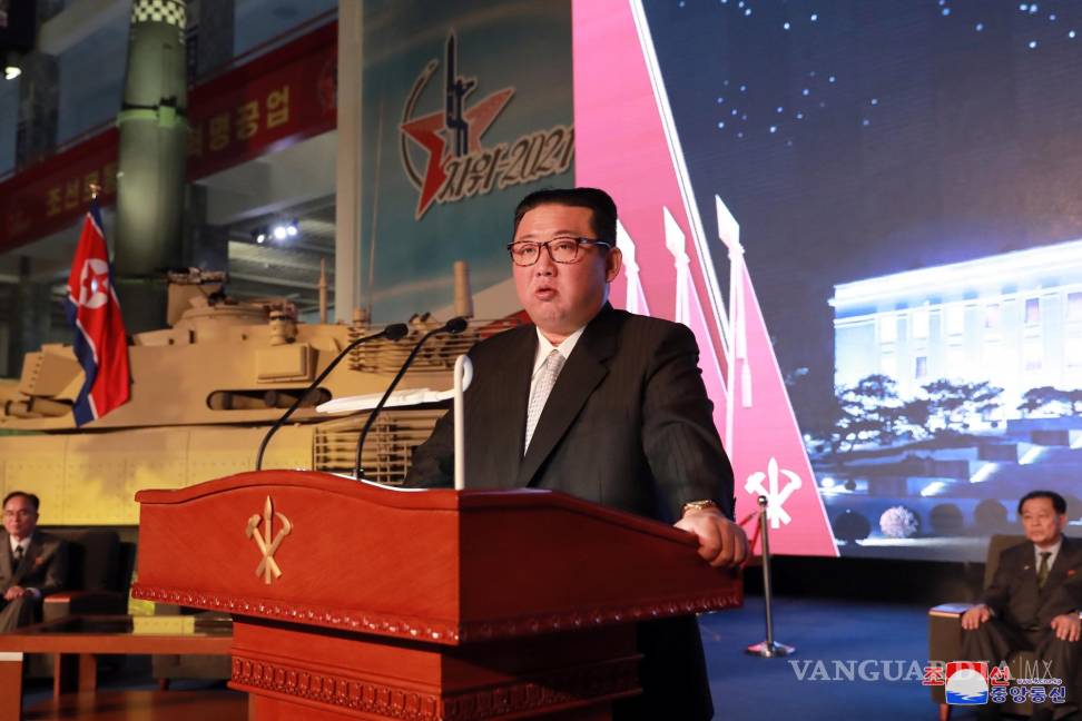 $!Una foto publicada por la Agencia Central de Noticias de Corea del Norte (KCNA) muestra al líder norcoreano Kim Jong-un pronunciando un discurso durante una visita a la exposición de desarrollo de defensa ‘Autodefensa-2021’, en Pyongyang, Corea del Norte. EFE/EPA/KCNA