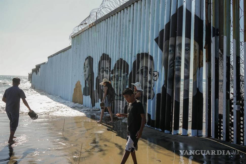 $!Rostros de deportados se inmortalizan en el Mural de Playas de Tijuana