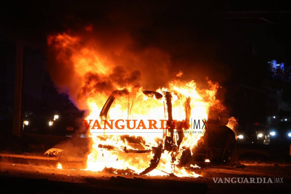 Se incendia camioneta tras accidente en Paseo de la Reforma de Saltillo