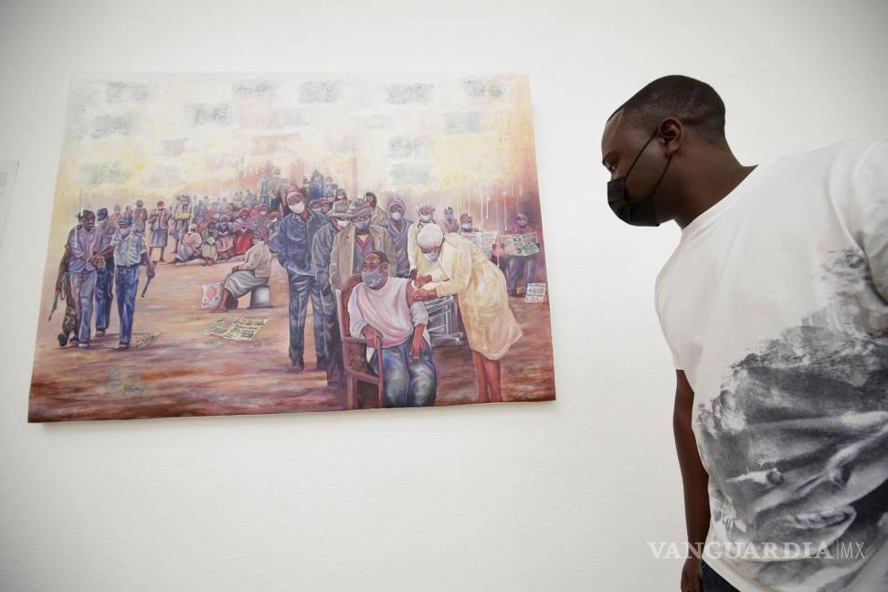 $!Un hombre mira una pintura sobre COVID-19 en la Galería Nacional de Arte en Harare, Zimbabwe. EFE/EPA/Aaron Ufumeli