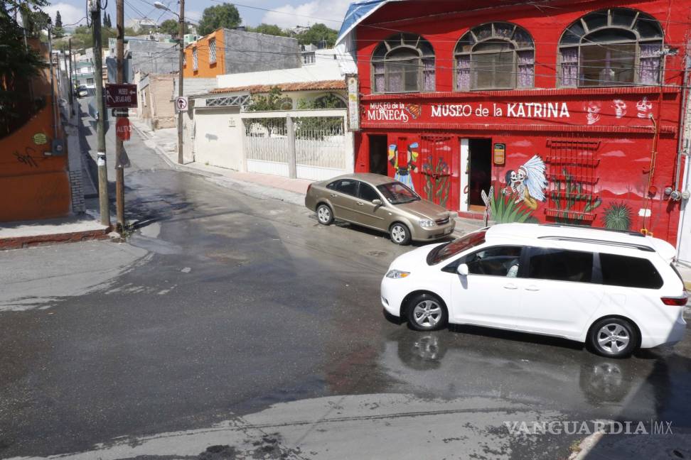 $!Fuga de aguas negras invade pasillo cultural del primer cuadro de Saltillo