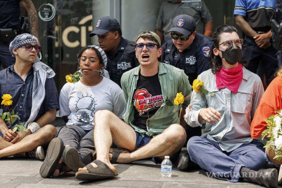 $!Miembros de Verano de Calor en Wall Street bloquean la entrada principal de la sede de Citigroup como un acto de desobediencia civil no violenta en Nueva York.