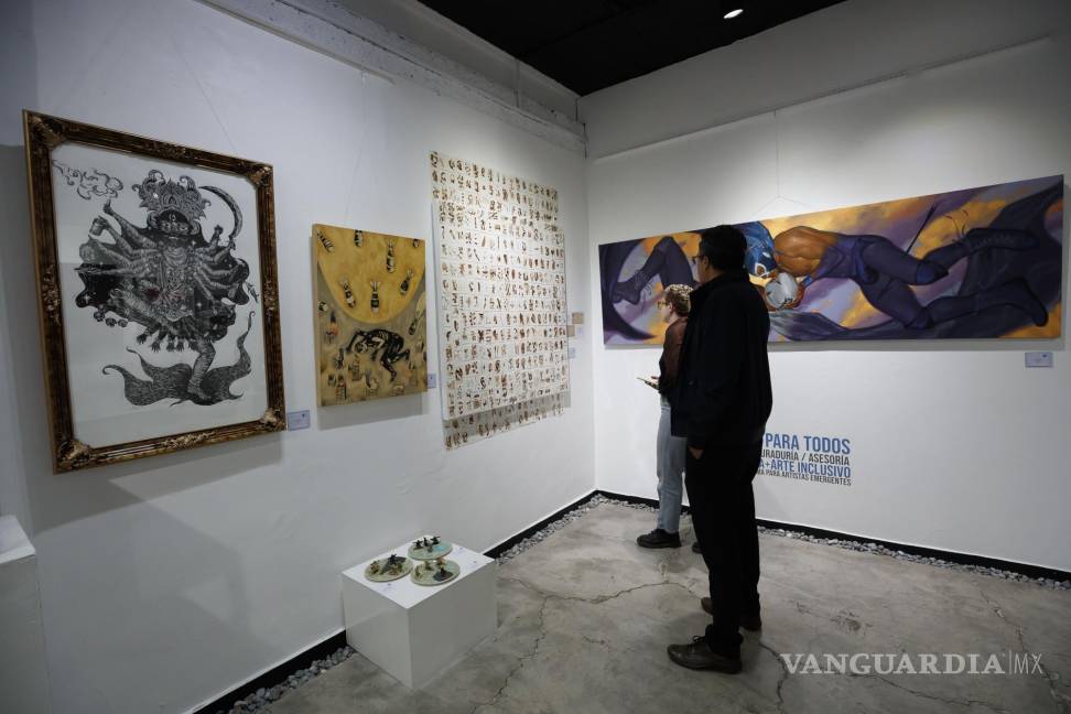 $!Personas visitan la exhibición El arte como denuncia en la galería Aguafuerte en Ciudad de México (México).