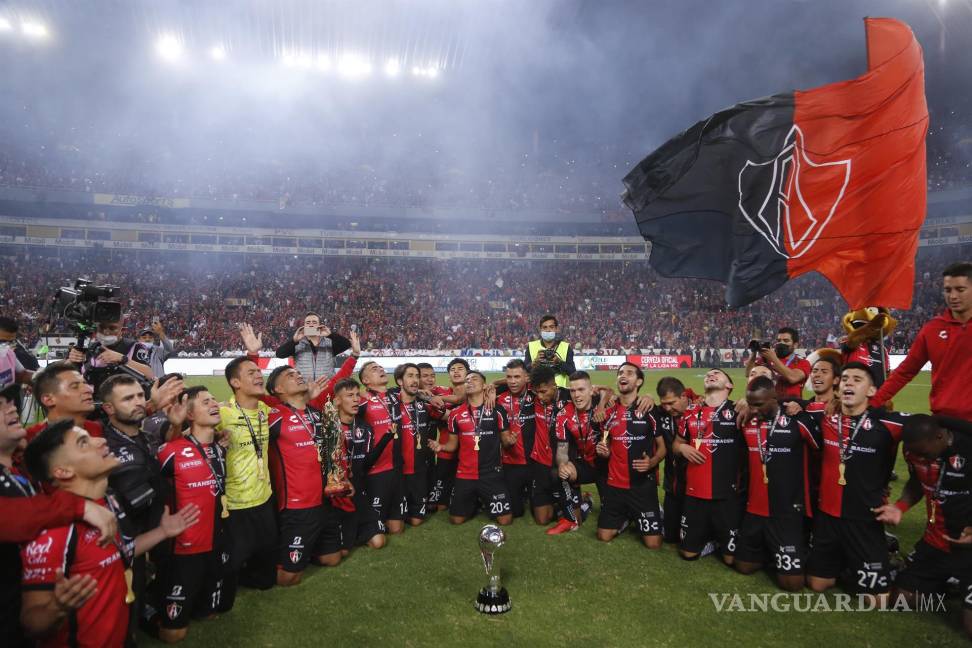 $!Jugadores de Atlas celebran luego de que el equipo se coronara campeón del Torneo Apertura 2021 del fútbol mexicano tras vencer a León. EFE/Francisco Guasco