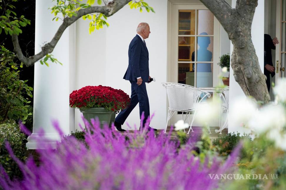 $!El presidente estadounidense Joe Biden camina fuera del ala oeste de la Casa Blanca. EFE/EPA/Michael Reynolds