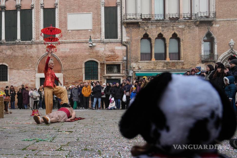 $!Un artista callejero llamado Arteare ejecuta una variedad de artes orientales, entre faquirismo, danza y fuego, en la inauguración del Carnaval, en Venecia.