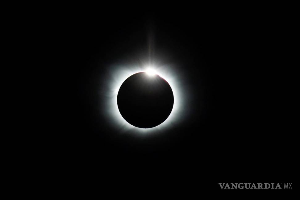 $!Vista del eclipse solar desde la Estación Polar Científica Conjunta Glaciar Unión, en el territorio de la Antártida chilena. EFE/Felipe Truba/Imagen Chile