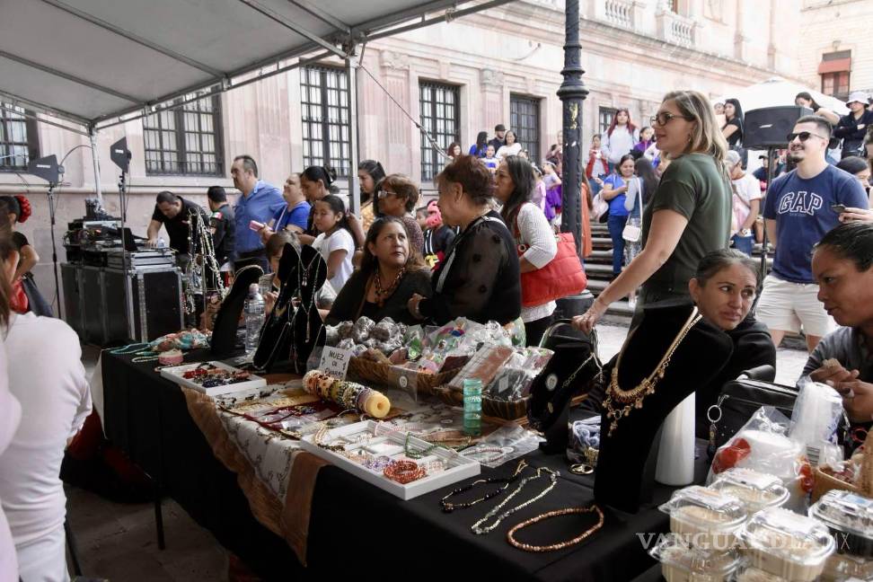 $!Esta Expo Centros Comunitarios subraya el poder transformador de la educación y el esfuerzo comunitario en la creación de oportunidades económicas locales.