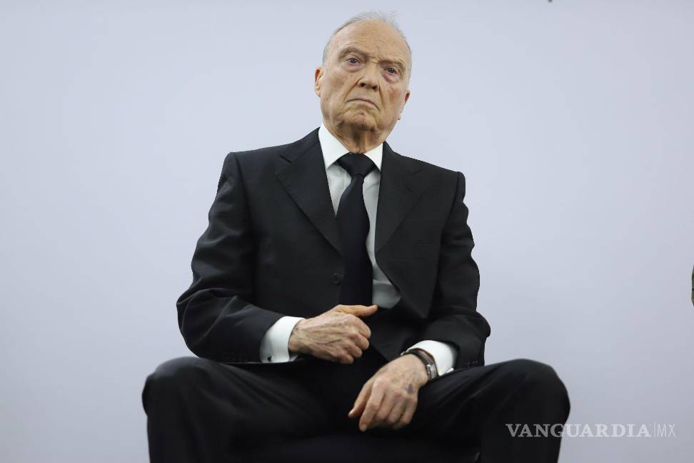 $!Alejandro Gertz Manero, titular de la FGR, en una conferencia donde informaron sobre la detención de integrantes de un grupo delictivo dedicado al huachicol.