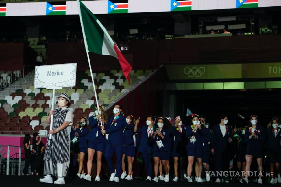 $!En imágenes; sin público, un espectáculo colorido y manifestantes anti-olímpicos se inaugura Tokio 2020