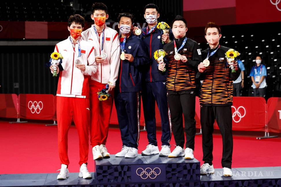 $!Los medallistas de plata Liu Yu Chen y Li Jun Hui de China, los medallistas de oro Lee Yang y Wang Chi-Lin de Taiwán, los medallistas de bronce Chia Aaron y Soh Wooi Yik de Malasia posan en el podio durante la ceremonia de entrega de medallas de la categoría de dobles masculino en el bádminton. EFE
