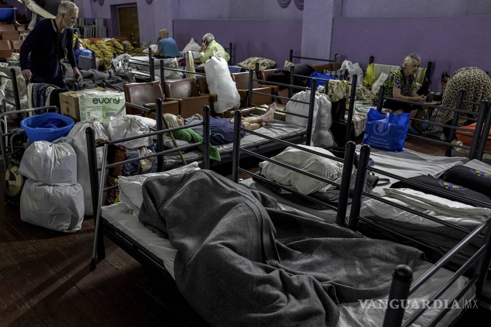 $!Refugio para evacuados en Pavlograd, Ucrania. Mientras continúan las negociaciones de paz, Putin presiona a sus tropas para ocupar mas territorio.