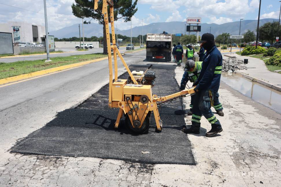 $!Personal del municipio repara los baches ocasionados por las lluvias.