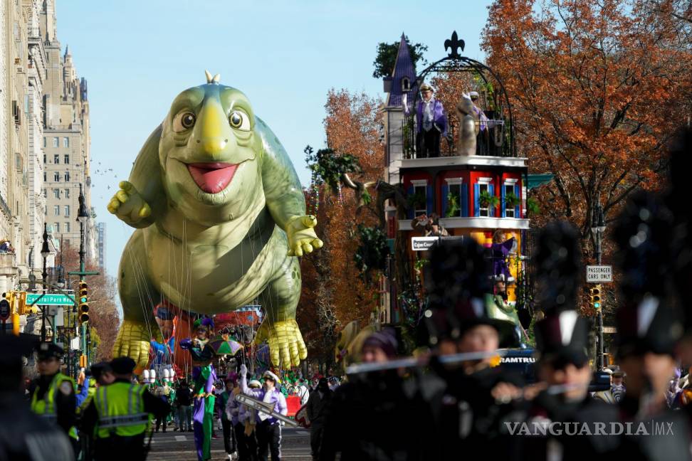 $!El globo Leo flota a lo largo de Central Park West durante el desfile del Día de Acción de Gracias de Macy’s en Nueva York.