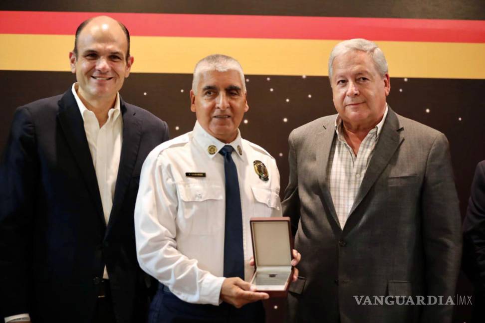 $!Juan Francisco Hernández Cázares recibió un reconocimiento por su trayectoria de casi 42 años de servicio.