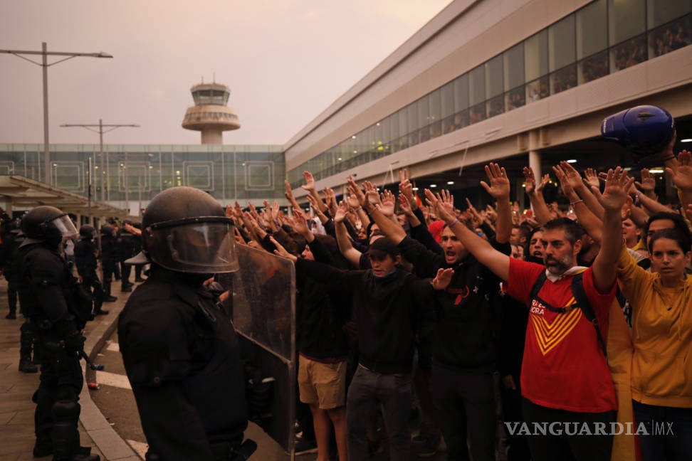 $!Catalanes toman las calles y colapsan el aeropuerto de Barcelona