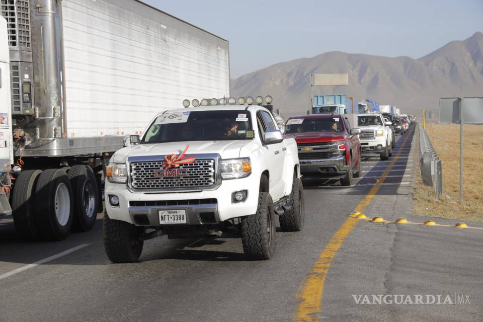 $!Arranque del programa Paisano 2021 en el tramo Carbonera, donde una caravana de más de 500 vehículos provenientes de todos los estados de EEUU cruzaron con destino a Querétaro.