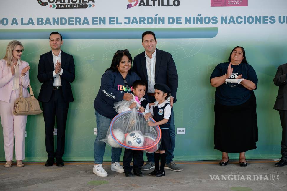 $!Encabeza Alcalde de Saltillo honores a la bandera en jardín de niños de San Nicolás de los Berros