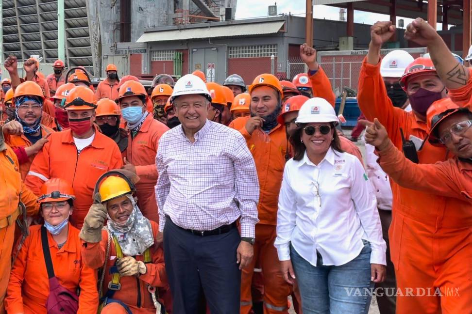 $!Andrés Manuel López Obrador y Rocío Nahle durante su recorrido por la refinería de Cadereyta, Nuevo León.