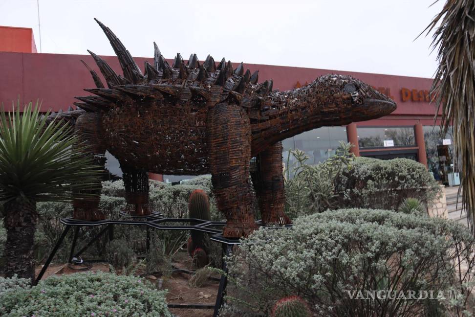 Armas decomisadas se convierten en dinosaurio que da bienvenida en el Museo del Desierto en Saltillo