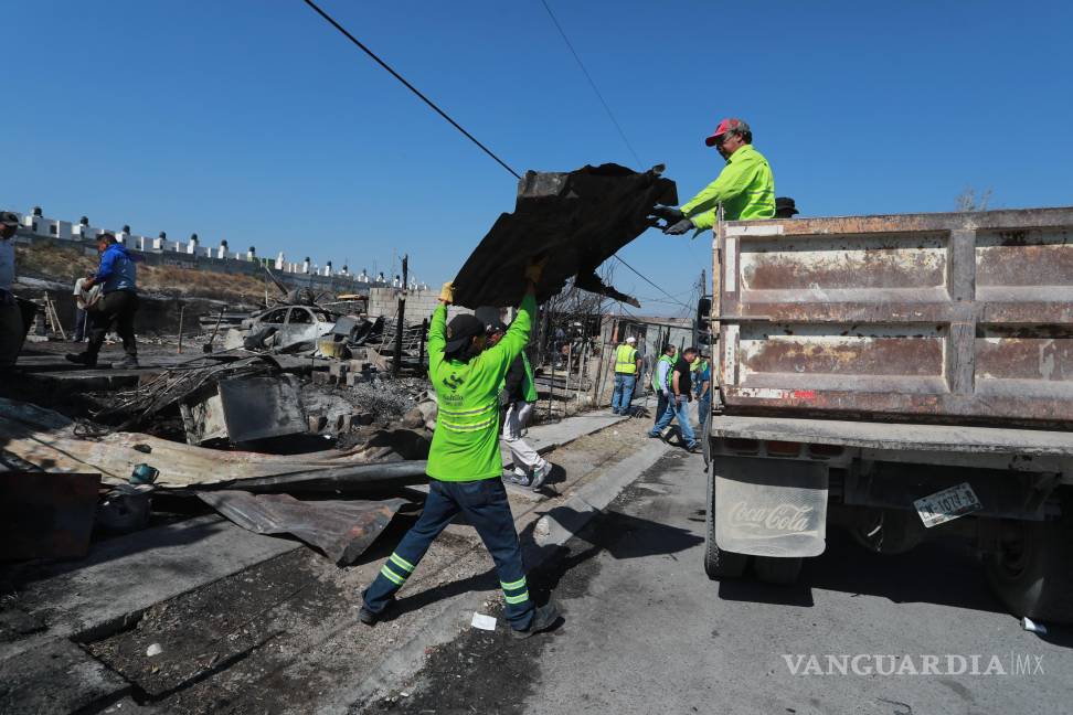 $!Cuadrillas de trabajadores del Municipio ayudaron en el retiro de escombro y basura.