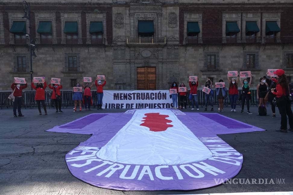 $!Mujeres protestaron en la plancha del Zócalo para exigir el retiro del impuesto IVA a productos de higiene íntima, así como una desestigmatización de la menstruación.