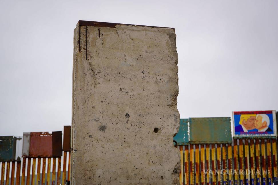 $!Monumento ‘Un Mundo Sin Muros’ el cual fue colorado a metros del muro fronterizo que separa a México y Estados Unidos.
