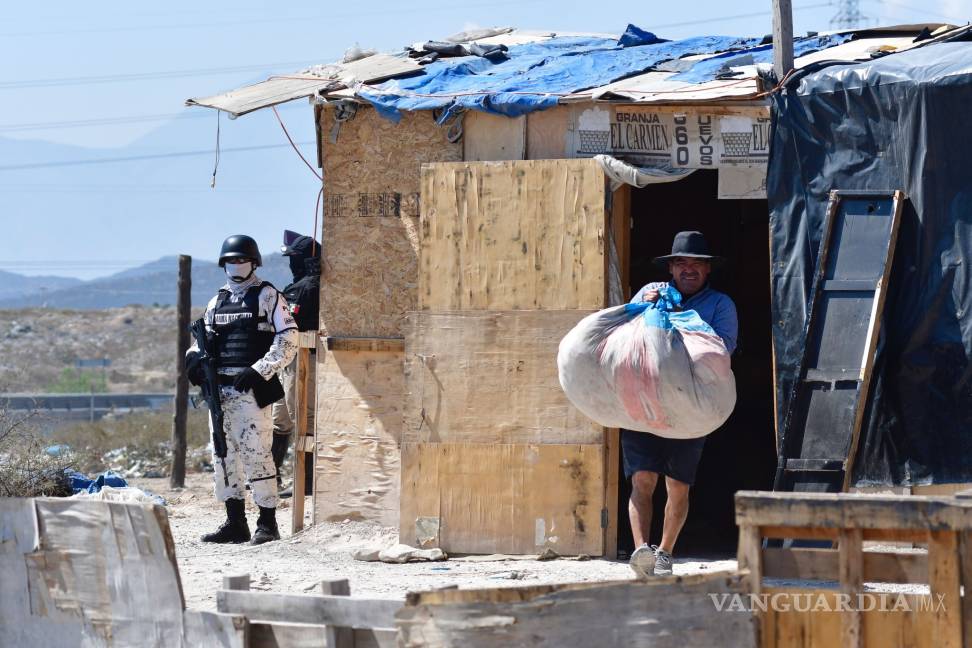 $!Desalojan a habitantes en la colonia Urbivilla en Ramos Arizpe; interviene la Guardia Nacional (Video)