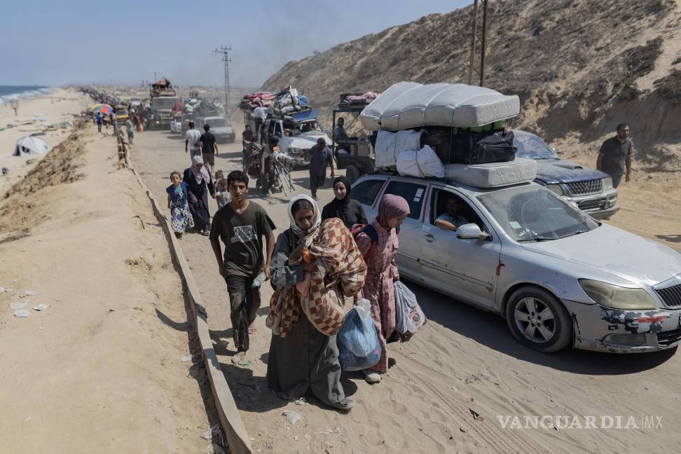 $!Palestinos, muchos a pie, huyen de la ciudad de Gaza. Con el asalto a la ciudad de Gaza, el primer ministro israelí ha acumulado desafío tras desafío.