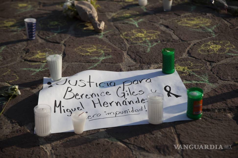 $!CIUDAD DE MÉXICO, 06ABRIL2025.- Decenas de personas se manifiestan frente a la entrada principal del Parque Bicentenario para exigir justicia e investigación adecuada tras el colapso de una grúa en el Festival AXE ceremonia en el cual dejo un saldo de dos personas muertas Berenice y Miguel, ambos fotógrafos de conciertos. FOTO: ANDREA MURCIA /CUARTOSCURO.COM