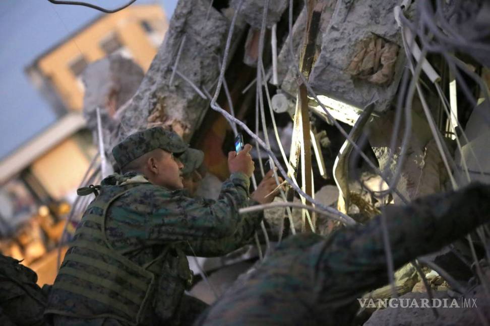 Celular le salva la vida a un hombre en el terremoto de Ecuador