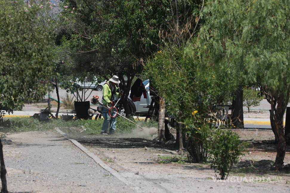 $!Acciones de deshierbe y limpieza en general realizan las brigadas del programa “Aquí andamos”.