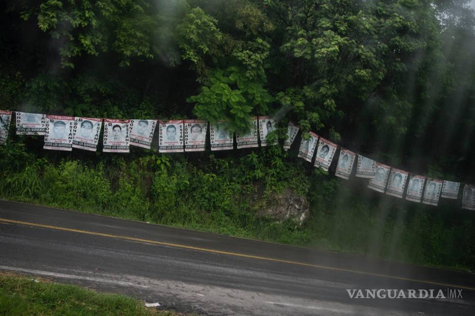 $!Carteles con los rostros de los 43 estudiantes de la escuela Normal Rural Raúl Isidro Burgos desaparecidos hace 10 años en la carretera de Tixtla a CDMX.