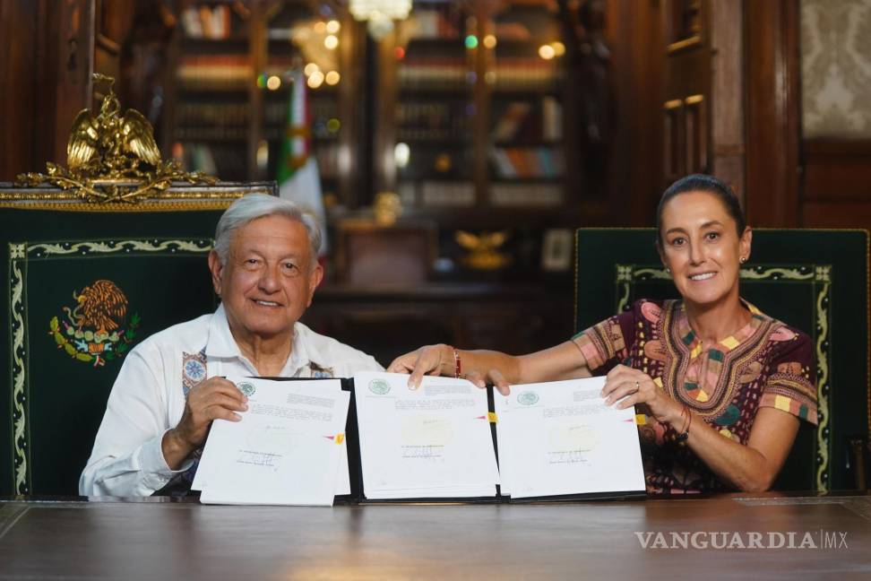 $!CIUDAD DE MÉXICO, 15SEPTIEMBRE2024.- Andrés Manuel López Obrador, Presidente de México, y Claudia Sheinbaum, Pres identa Electa de México, Diario Oficial de la Federación, firmaron el decreto por el que se reforman, adicionan y derogan diversas disposiciones de la Constitución Política de los Estados Unidos Mexicanos en materia de reforma del Poder Judicial, en Palacio Nacional. FOTO: PRESIDENCIA/CUARTOSCURO.COM