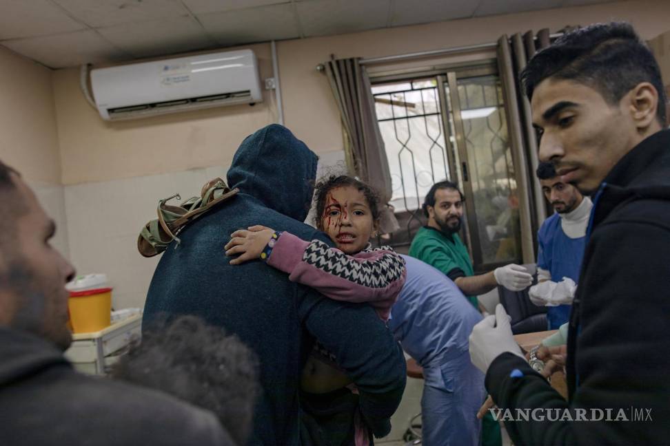 $!Un niño herido es trasladado al Hospital Nasser en Khan Yunis, en el sur de la Franja de Gaza, tras los ataques aéreos israelíes.