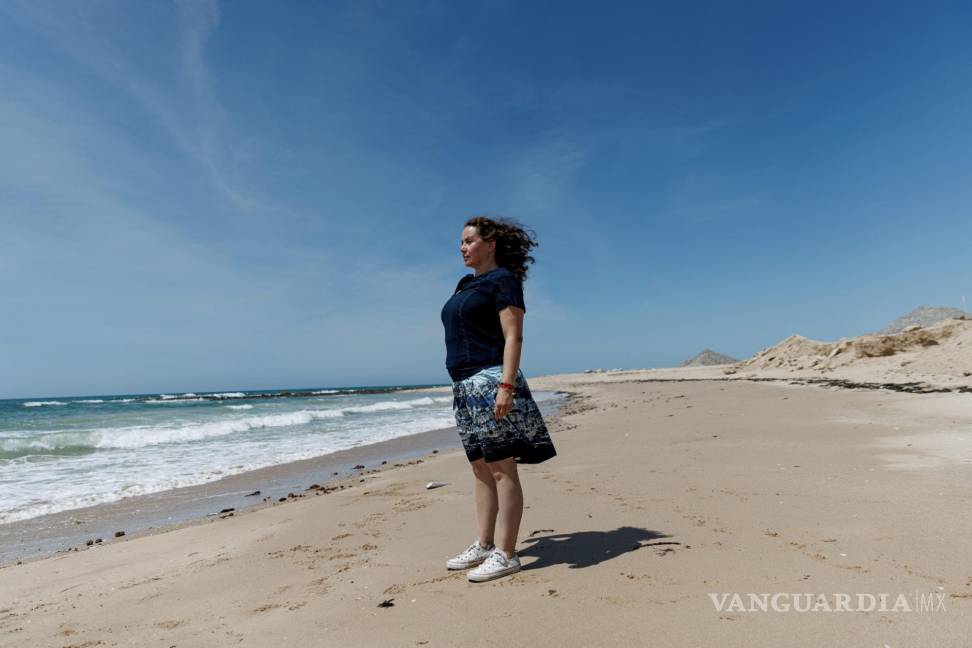 $!Nélida Barajas Acosta, directora ejecutiva del grupo ecologista CEDO intercultural, en la playa de Puerto Peñasco, México.