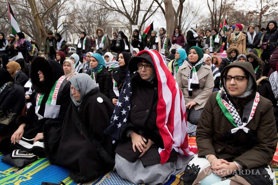 $!Protestan musulmanes frente a la Casa Blanca