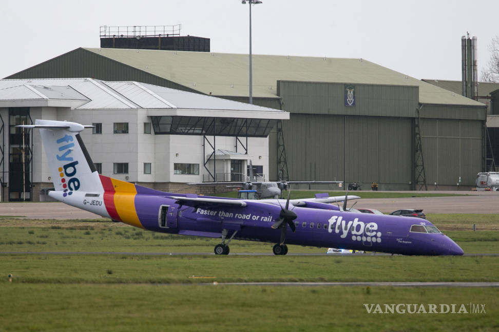 $!Avión aterriza de emergencia en Belfast