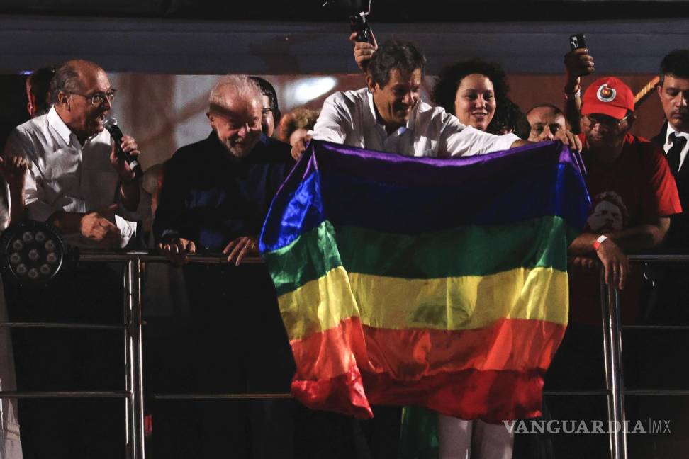 $!El exalcalde paulista Fernando Haddad ondea una bandera LGBTI durante un acto de Luiz Inácio Lula da Silva (2-i) con sus simpatizantes en Sao Paulo (Brasil).