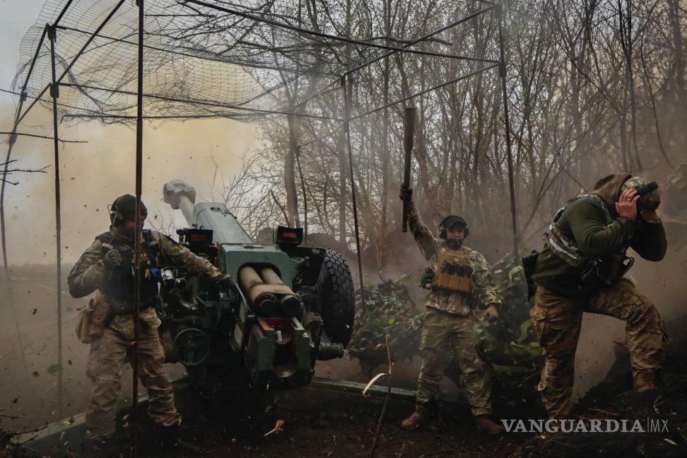 $!Soldados ucranianos batallando cerca de Bájmut, en Ucrania, el 19 de abril de 2023.
