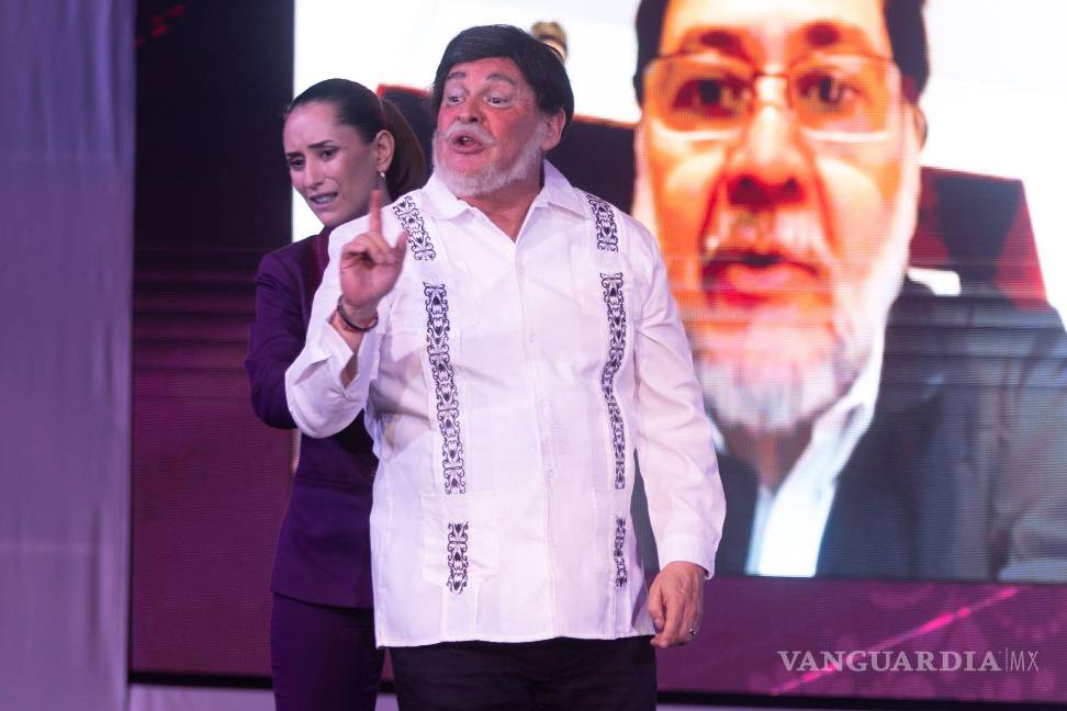 $!Tamara Henaine como Claudiita Sheinbaum y Herson Andrade como Gerardo Fernández Noroña durante su actuación en la obra La risa mañanera.