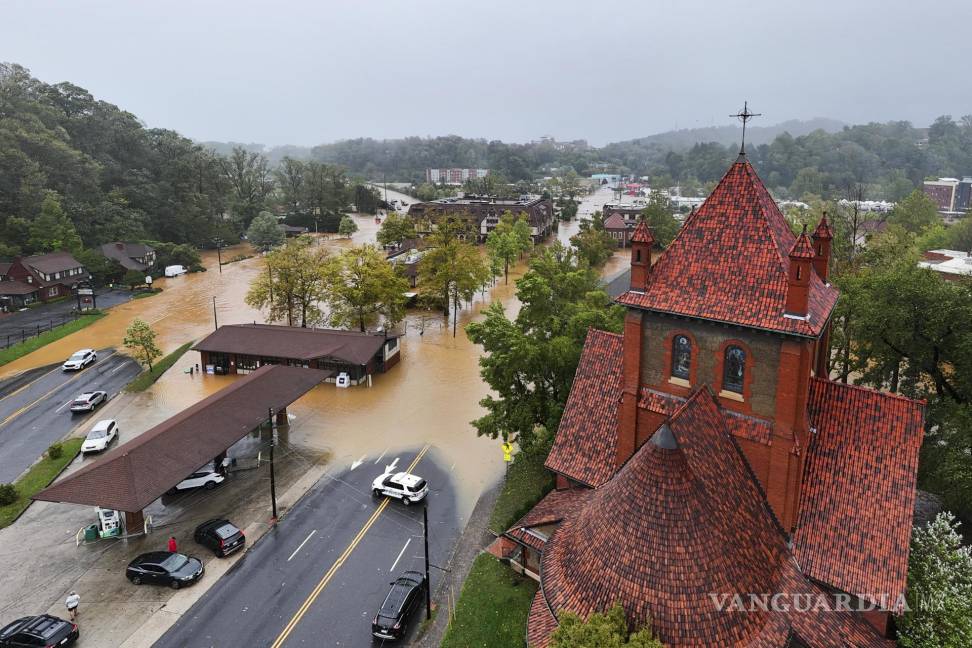 $!Las inundaciones provocadas por la tormenta que comenzó como huracán Helene cubrieron las calles de Asheville, Carolina del Norte.