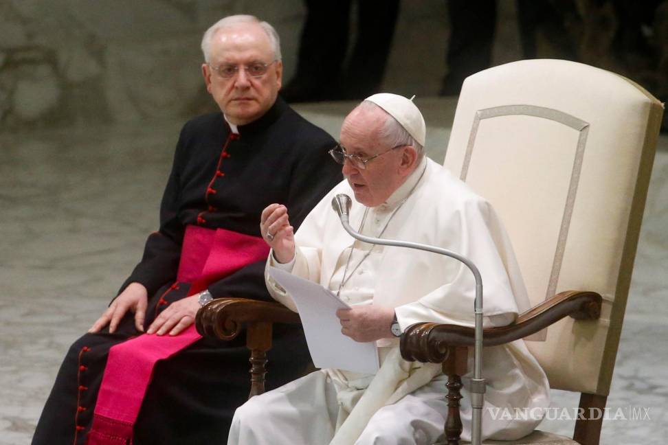 $!Monseñor Leonardo Sapienza (i) observa mientras el Papa Francisco (i) celebra su audiencia general semanal. EFE/EPA/Fabio Frustaci