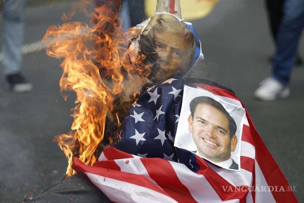 $!Personas se manifiestan durante una protesta quemando un muñeco con el rostro de Donald Trump y Marco Rubio en la Universidad de Panamá.