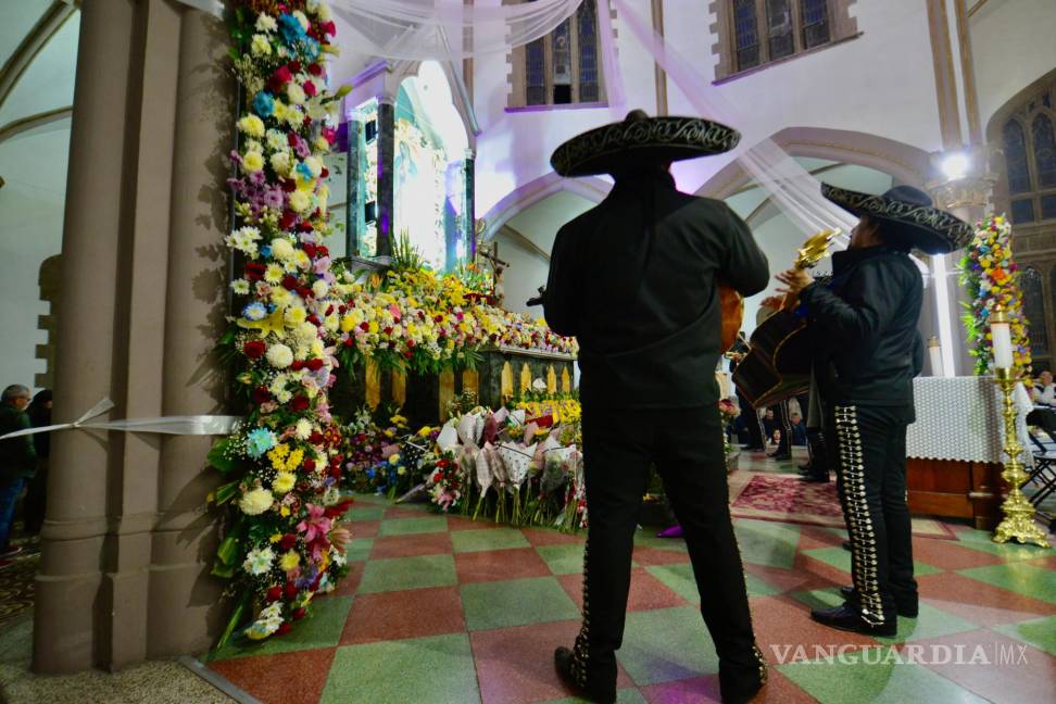 $!A medianoche, el mariachi entonó las mañanitas mientras los fieles cantaban con devoción.