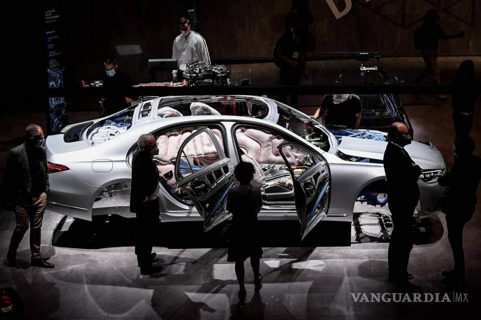 $!Los visitantes miran el interior de una limusina Mercedes-Benz en exhibición en el Salón Internacional del Automóvil IAA en Munich, Alemania. EFE/EPA/Sascha Stenbach