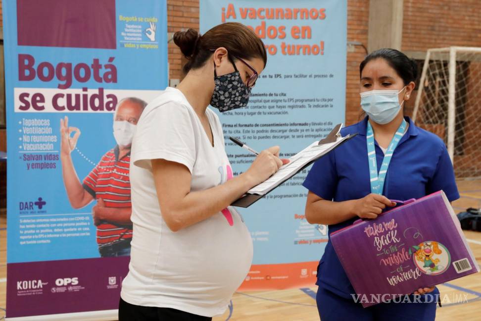 $!Una mujer embarazada se prepara para recibir la vacuna